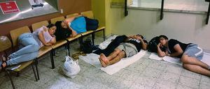 Gute Nacht. Hier ruhen sich Flüchtlinge im Polizeiabschnitt 33 an der Perleberger Straße in Moabit aus.