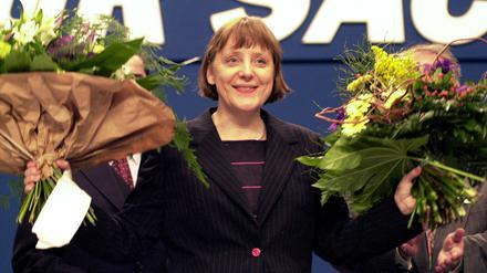 10. April 2000: Nach ihrer Wahl zur neuen Vorsitzenden der CDU bedankt sich Angela Merkel bei den Delegierten des CDU-Bundesparteitages. 