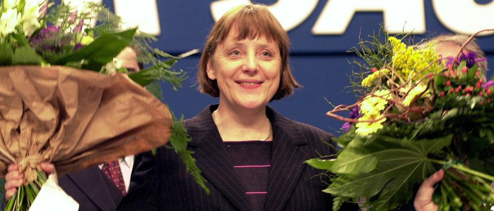 10. April 2000: Nach ihrer Wahl zur neuen Vorsitzenden der CDU bedankt sich Angela Merkel bei den Delegierten des CDU-Bundesparteitages.