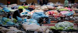 Vor allem die Unterbringung von Flüchtlingen wollen die Kirchen in Berlin organisieren. Derzeit schlafen viele von ihnen in Turnhallen, wie hier in einer großen Sporthalle am Olympiapark.
