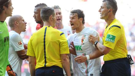 Am Ende der Begegnung zwischen dem FC Bayern München und dem FC Augsburg herrschte erhöhter Gesprächsbedarf, besonders bei Markus Feulner (2.v.r.).