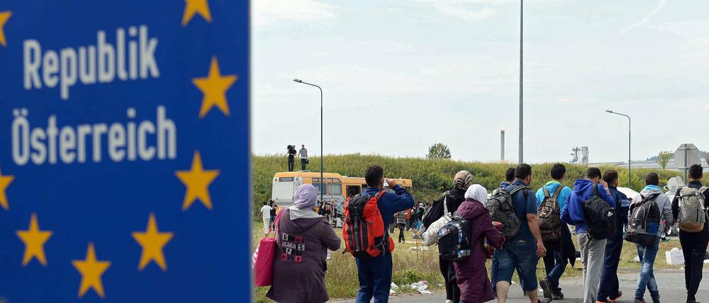 Flüchtlinge überqueren die Grenze von Ungarn nach Österreich bei Heiligenkreuz.