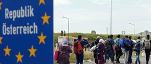 Flüchtlinge überqueren die Grenze von Ungarn nach Österreich bei Heiligenkreuz. 