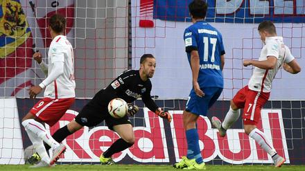 Leipzigs Marcel Sabitzer (4.v.l.) trifft zum 1:0 gegen Paderborns Torhüter Lukas Kruse.