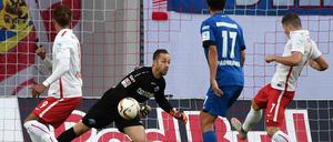 Leipzigs Marcel Sabitzer (4.v.l.) trifft zum 1:0 gegen Paderborns Torhüter Lukas Kruse.