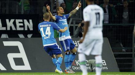 HamburgsPierre Michel Lasogga (Mitte) and Aaron Hunt feiern die Hamburger Führung.
