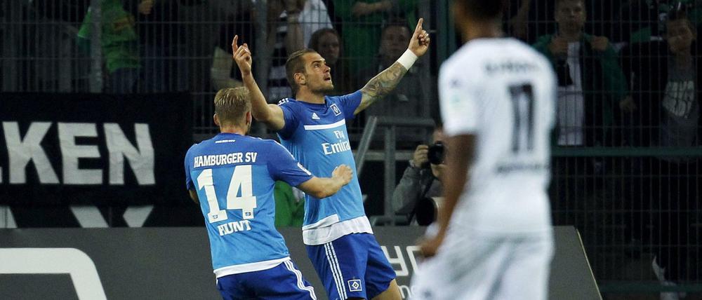 HamburgsPierre Michel Lasogga (Mitte) and Aaron Hunt feiern die Hamburger Führung.