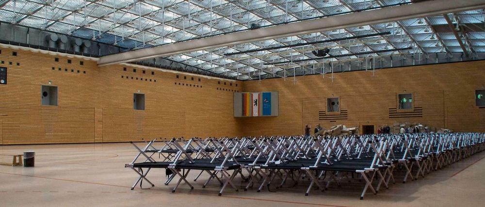 Die angelieferten Feldbetten im Körber-Sportzentrum am Donnerstagvormittag. 