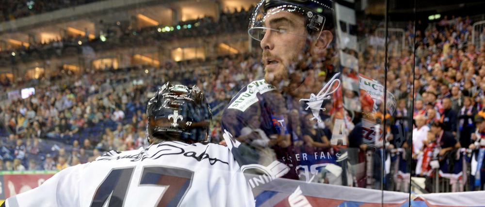 Nürnbergs Marco Pfleger (l) und Berlins Constantin Braun kämpfen um den Puck.
