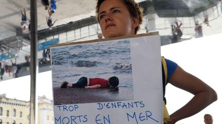 In Marseille demonstrierten Franzosen für die Sicherheit der Flüchtlinge. Am Strand von Bodrum, wo der tote Ailan, gefunden wurde,. verkaufte eine französische Honorarkonsulin Schlauchboote an Flüchtlinge.