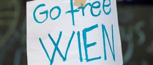 Mit dem Schild "Go free Wien" werden in Budapest kostenlose Autotransfers von Flüchtlingen nach Wien beworben.