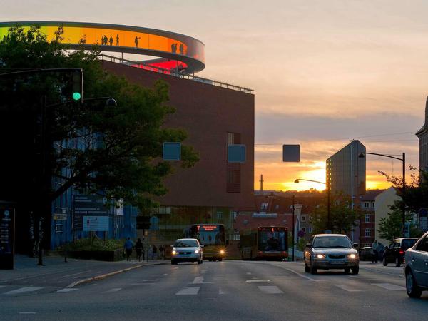 Auf dem Dach des Kunstmuseums in Aarhus hat Eliasson einen begehbaren Regenbogen errichtet.