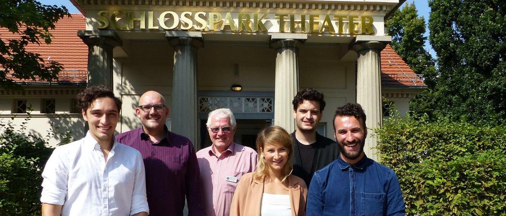 Das Ensemble des Jungen Schlosspark Theaters, hier die BEsetzung des Premierenstücks "La Mirandolina". Die insgesamt 20 Darstellern sind zwischen 14 und 32 Jahren jung