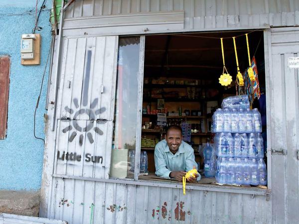 Die Solarlampen "Little Sun" werdenbereits in Afrika verkauft, nun folgt ein Aufladegerät.