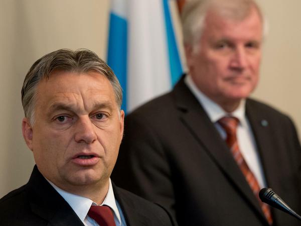 Der ungarische Ministerpräsident Viktor Orban - hier mit Horst Seehofer, der ihn jetzt nach Bayern eingeladen hat.