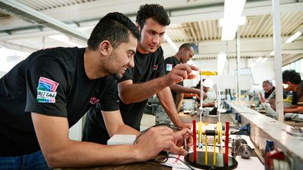Vorbereitung für den Job. Flüchtlinge erlernen in der Rittal Ausbildungswerkstatt der Friedhelm Loh Group in Eschenburg-Wissenbach (Hessen) in einem Vorbereitungspraktikum Grundfertigkeiten der Metall- und Elektrotechnik.