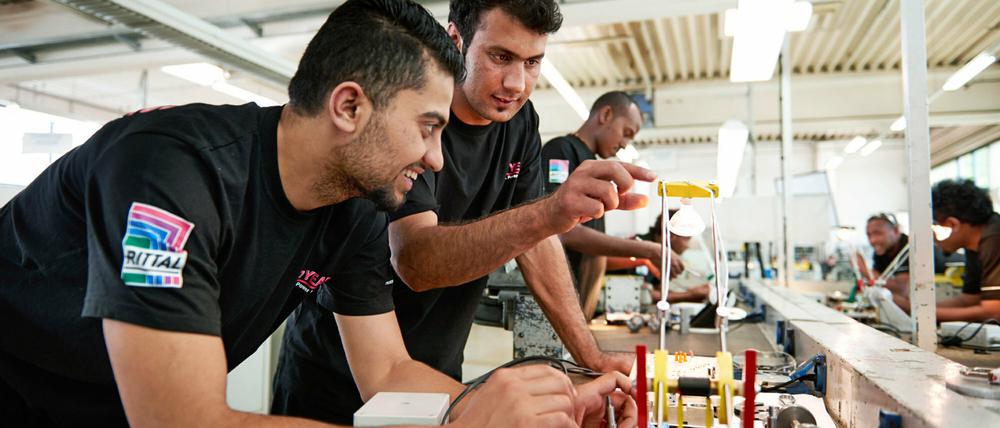 Vorbereitung für den Job. Flüchtlinge erlernen in der Rittal Ausbildungswerkstatt der Friedhelm Loh Group in Eschenburg-Wissenbach (Hessen) in einem Vorbereitungspraktikum Grundfertigkeiten der Metall- und Elektrotechnik.
