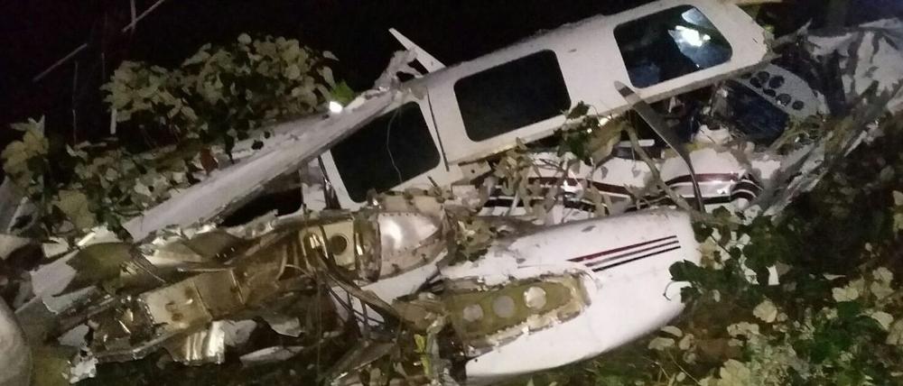 Die Feuerwehr von San Pedro hat dieses Bild vom Wrack des verunglückten Kleinflugzeugs verbreitet.