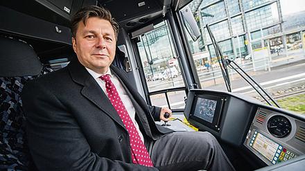 Kurs auf mehr Neubauten nimmt Andreas Geisel, hier bei der Einweihung der neuen Straßenbahnlinie am Hauptbahnhof.
