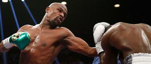 Floyd Mayweather siegte in einem einseitigen Duell gegen Andre Berto (in Deckung).
