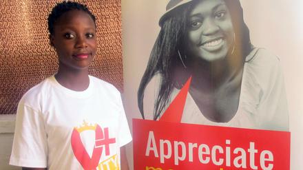 Robina Babirye steht am 23.08.2015 in Kampala, Uganda, während eines Schönheitswettbewerbes von HIV infizierten Jugendlichen vor einem Plakat des Wettbewerbs. Der Schönheitswettbewerb für die Wahl zur "Miss Y+" und "Mister Y+" (Y+ steht für "youth positive") soll helfen, die Stigmatisierung der Betroffenen zu überwinden.