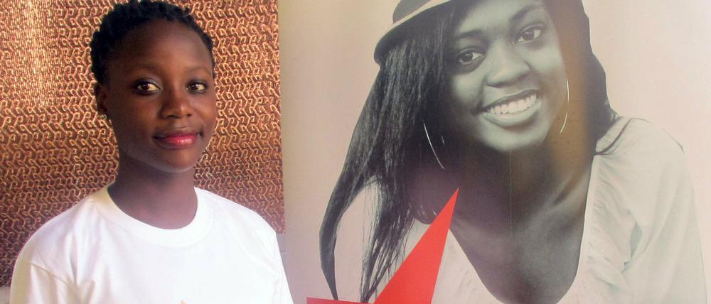 Robina Babirye steht am 23.08.2015 in Kampala, Uganda, während eines Schönheitswettbewerbes von HIV infizierten Jugendlichen vor einem Plakat des Wettbewerbs. Der Schönheitswettbewerb für die Wahl zur "Miss Y+" und "Mister Y+" (Y+ steht für "youth positive") soll helfen, die Stigmatisierung der Betroffenen zu überwinden.