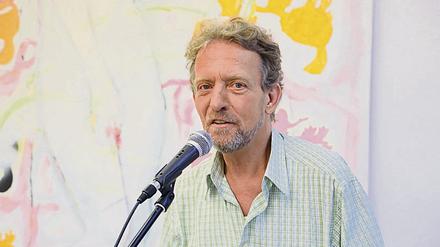 Werner Tammen vor Kunstwerk