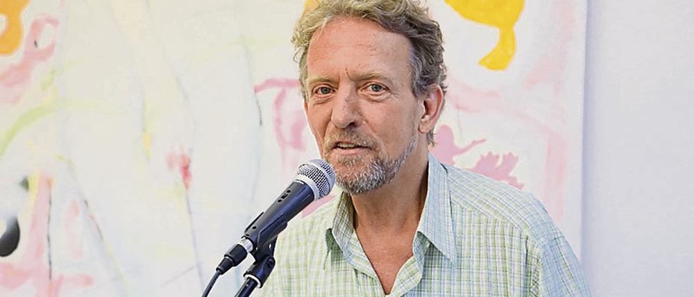 Werner Tammen vor Kunstwerk