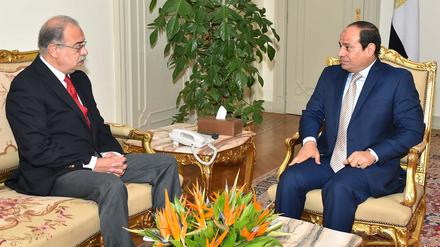 Ölminister Scharif Ismail (links) wurde von Präsident Abdel Fattah al Sisi mit der Bildung einer neuen Regierung beauftragt. 