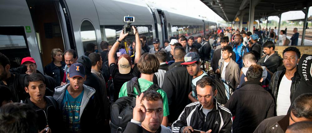 Flüchtlinge kommen am 13.09.2015 am Bahnhof Flughafen Schönefeld mit dem ICE aus München an.