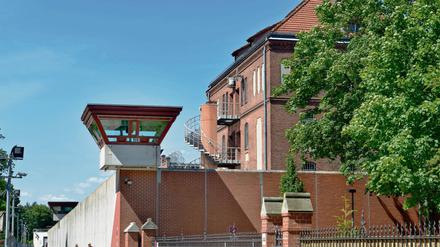 Hohe Mauern vor der JVA Tegel. Auch hier bekamen die Häftlinge immer wieder Päckchen mit Drogen zugeschickt.
