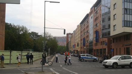 Die gesperrte Anhalter Straße in Berlin-Kreuzberg. Im Hintergrund der bereitgestellte Rettungswagen der Feuerwehr, der nicht gebraucht wurde.