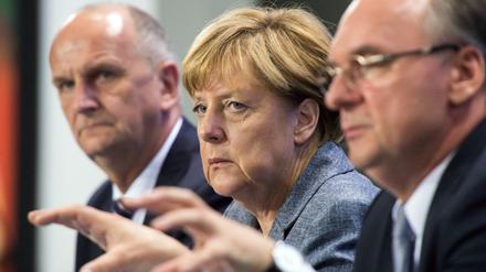 Bundeskanzlerin Angela Merkel, Dietmar Woidke, Ministerpräsident von Brandenburg (links), und Reiner Haseloff, Ministerpräsident von Sachsen-Anhalt (rechts).