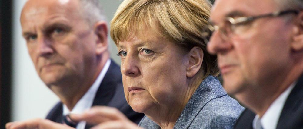 Bundeskanzlerin Angela Merkel, Dietmar Woidke, Ministerpräsident von Brandenburg (links), und Reiner Haseloff, Ministerpräsident von Sachsen-Anhalt (rechts).