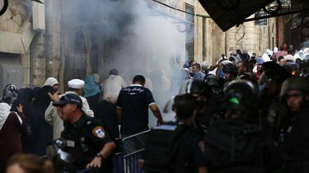 Mit Tränengas versuchten die israelischen Sicherheitskräfte am Sonntag, die Kontrahenten in der Altstadt von Jerusalem auseinander zu treiben. 
