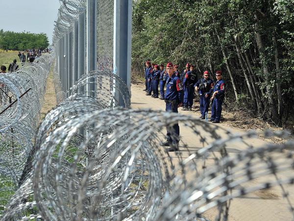 Ungarn will neben dem Grenzzaun zu Serbien jetzt auch eine Barriere an der Grenze zu Rumänien errichten.