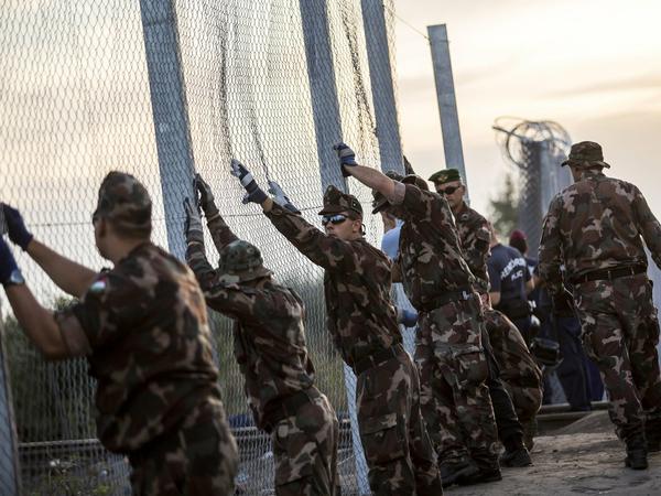Ungarn hat in zwei Bezirken an der Grenze zu Serbien den Krisenfall ausgerufen. Die USA warnen währenddessen vor Problemen bei der Einreise nach Deutschland.