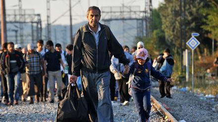 Flüchtlinge warten darauf, in Idomeni im Norden Griechenlands die Grenze nach Mazedonien überqueren zu können. 
