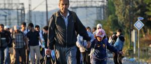 Flüchtlinge warten darauf, in Idomeni im Norden Griechenlands die Grenze nach Mazedonien überqueren zu können. 