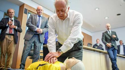 Der Kardiologe Dietrich Andresen zeigt den Abgeordneten, wie eine Herzdruckmassage geht. 