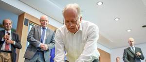 Der Kardiologe Dietrich Andresen zeigt den Abgeordneten, wie eine Herzdruckmassage geht.