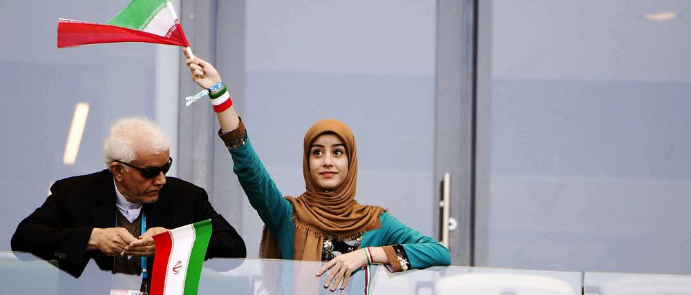 Nicht alle dürfen mitspielen. Iranische Fans bei der Fußball-WM 2014.