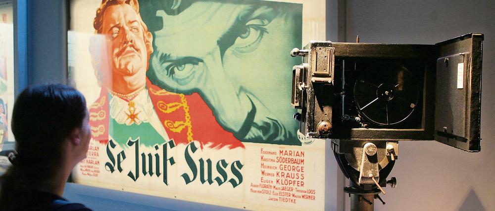 In einer Ausstellung hängt ein Filmplakat mit der Aufschrift "Le Juif Suss".