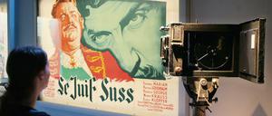 In einer Ausstellung hängt ein Filmplakat mit der Aufschrift "Le Juif Suss".