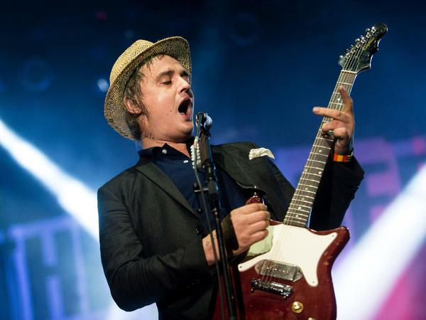 Gut mit Hut. Pete Doherty, Frontmann der Libertines, hat sich zu einem Auftritt bequemt.