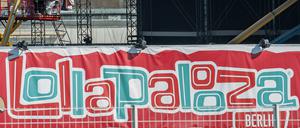 Ein Arbeiter auf einer Hebebühne montiert auf dem Gelände des ehemaligen Flughafen Tempelhof ein Transparent für das US-Festival Lollapalooza.