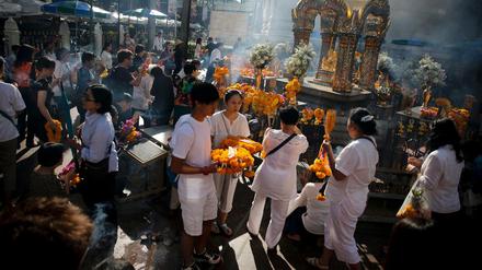 Am Erawan-Schrein in Bangkok wird wieder gebetet. Am 17. August war hier eine Bombe explodiert.