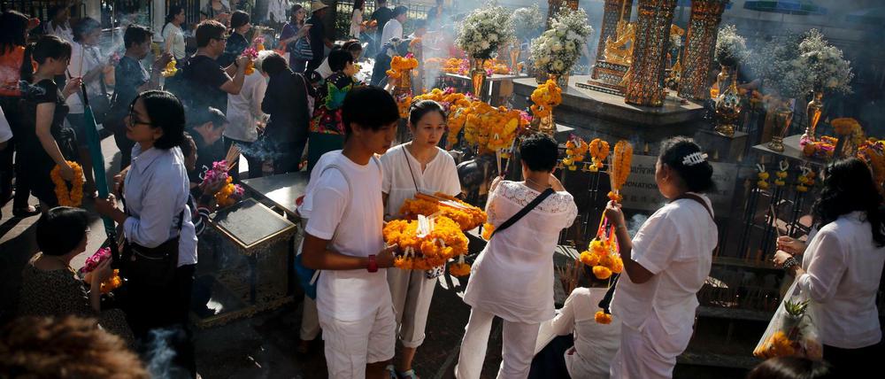 Am Erawan-Schrein in Bangkok wird wieder gebetet. Am 17. August war hier eine Bombe explodiert.