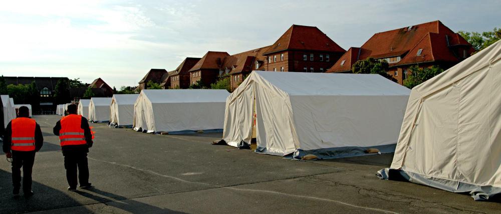 Unterkunft für Flüchtlinge: Die Zelte auf einem früheren Kasernen-Gelände in Berlin. Um die neu ins Land gekommenen Menschen unterzubringen, müssten 400.000 Wohnungen gebaut werden - jedes Jahr, sagt eine Studie.