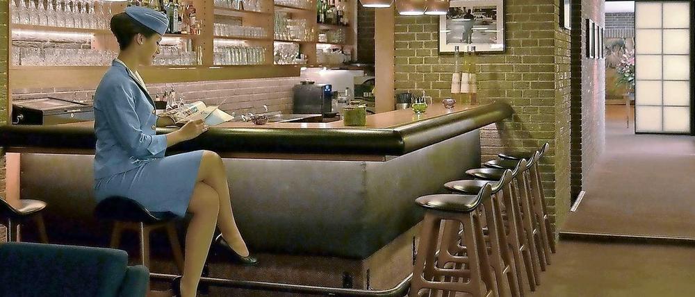 Retro-Chic: In der Pan Am Lounge servieren die Bardamen in den alten Stewardess-Uniformen.